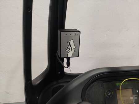 Schubmaststapler 2015  Linde R16HD 01 (7)