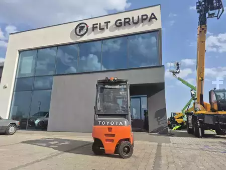 Elektryczne 4-kołowe 2020  Toyota 8FBM20T (4)