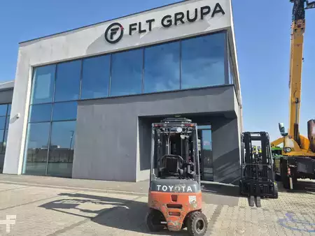 Elektryczne 4-kołowe 2019  Toyota 8FBM16T (3)