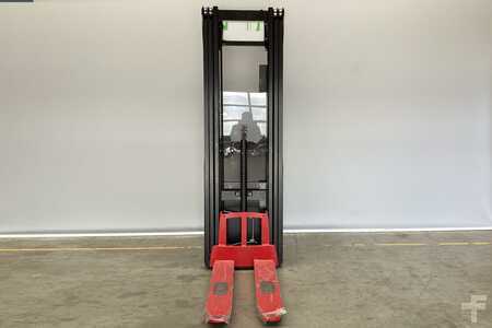 Stacker com assento 2023  Hyster RS1.6 (4)