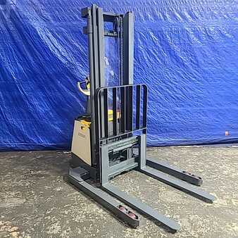 Pallet Stackers 2015  Crown SX3000-40 (2)