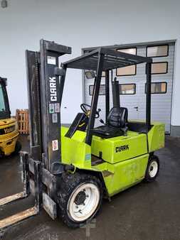 Carrelli elevatori diesel 1990  Clark DPM 30 N (2)