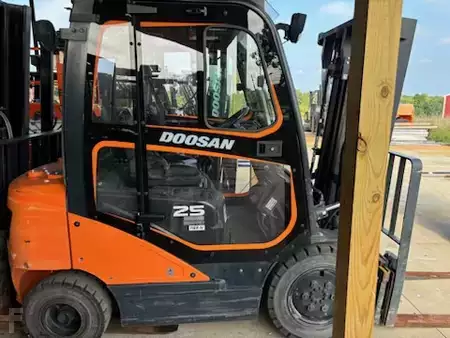 Montacargas diésel 2020  Doosan D25S-7 (1)