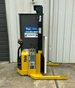 Pallet Stackers 2010  Yale MSW040SFN24TV087 (1)