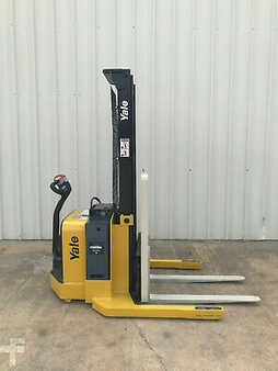 Pallet Stackers 2012  Yale MSW040SFN24TV087 (1)