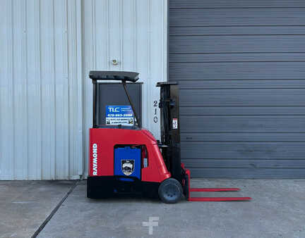 Apilador conductor incorporado - Raymond  (1)