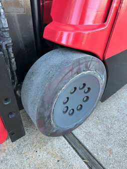 Apilador conductor incorporado - Raymond  (10)