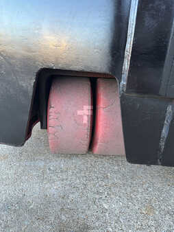 Apilador conductor incorporado - Raymond  (11)