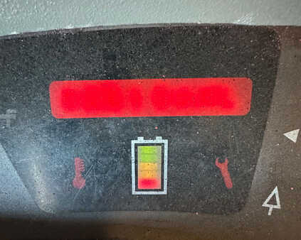 Apilador conductor incorporado - Raymond  (13)