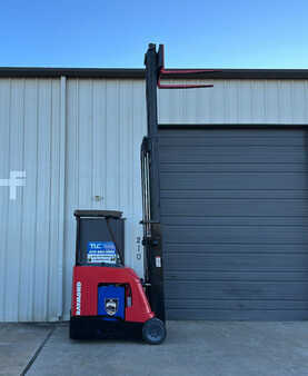 Apilador conductor incorporado - Raymond  (2)