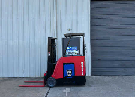 Apilador conductor incorporado - Raymond  (3)