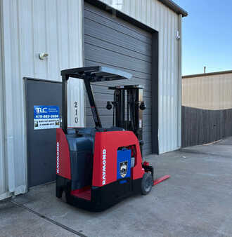 Apilador conductor incorporado - Raymond  (4)