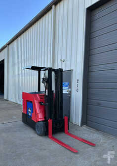 Apilador conductor incorporado - Raymond  (5)