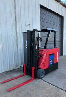 Apilador conductor incorporado - Raymond  (7)