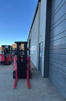 Apilador conductor incorporado - Raymond  (8)