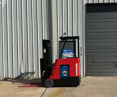 Apilador conductor incorporado - Raymond  (1)