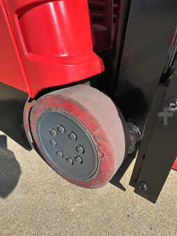 Apilador conductor incorporado - Raymond  (10)