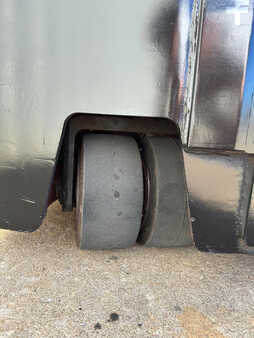 Apilador conductor incorporado - Raymond  (11)