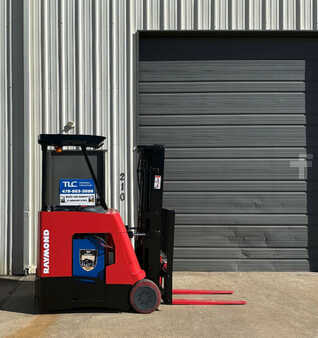 Apilador conductor incorporado - Raymond  (3)