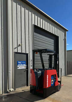 Apilador conductor incorporado - Raymond  (6)