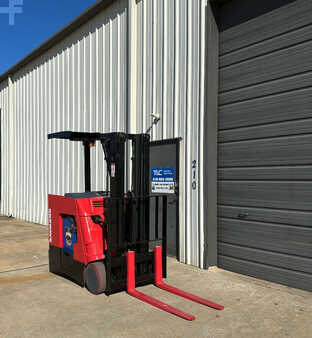 Apilador conductor incorporado - Raymond  (7)