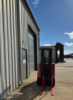 Apilador conductor incorporado - Raymond  (8)