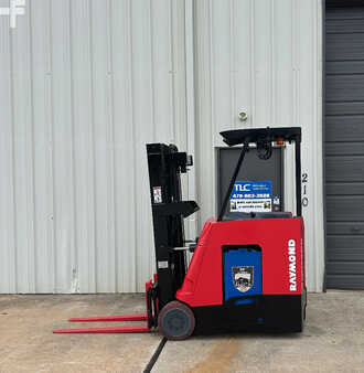 Apilador conductor incorporado - Raymond  (1)