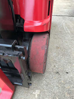 Apilador conductor incorporado - Raymond  (10)