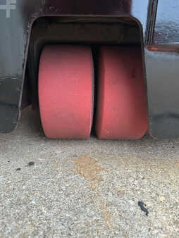 Apilador conductor incorporado - Raymond  (11)