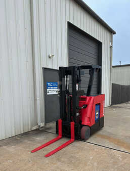 Apilador conductor incorporado - Raymond  (5)