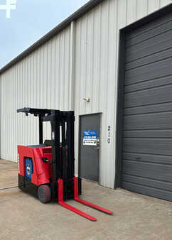 Apilador conductor incorporado - Raymond  (7)