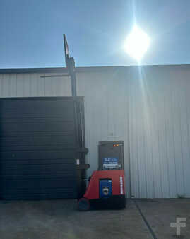 Apilador conductor incorporado 2013  Raymond  (2)