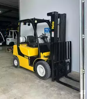 Propane Forklifts 2012  Yale GLP050VXNVRE090 (2)