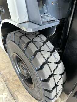 Carretilla elevadora GLP 2013  Nissan MP1F1A20LV (10)