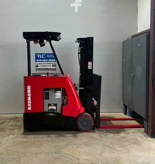 Apilador conductor incorporado - Raymond  (1)