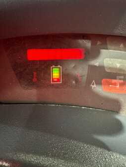 Apilador conductor incorporado - Raymond  (11)