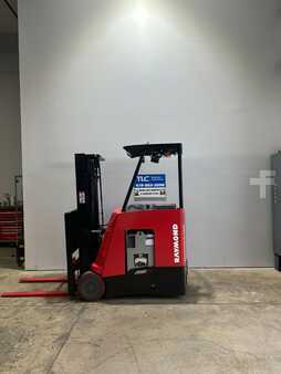 Apilador conductor incorporado - Raymond  (3)