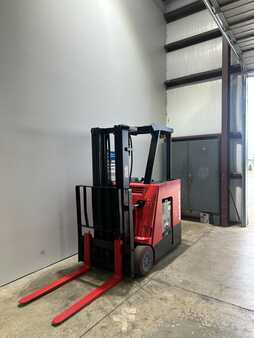 Apilador conductor incorporado - Raymond  (7)