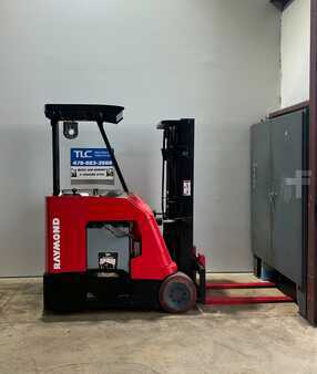 Apilador conductor incorporado - Raymond  (1)