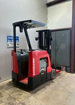 Apilador conductor incorporado - Raymond  (3)