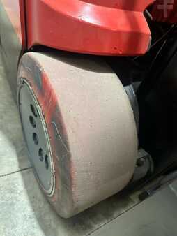 Apilador conductor incorporado - Raymond  (9)