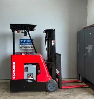 Apilador conductor incorporado - Raymond  (1)