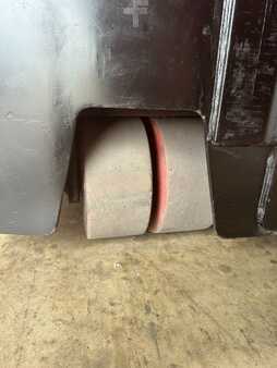 Apilador conductor incorporado - Raymond  (10)