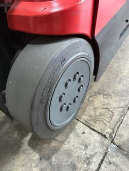 Apilador conductor incorporado - Raymond  (11)