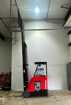 Apilador conductor incorporado - Raymond  (2)