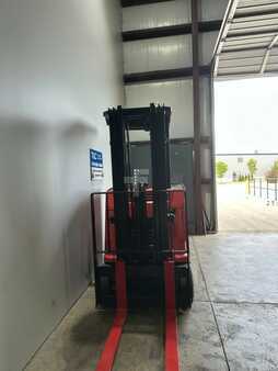 Apilador conductor incorporado - Raymond  (9)