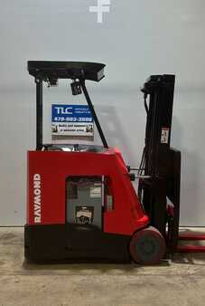 Apilador conductor incorporado - Raymond  (1)