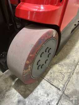 Apilador conductor incorporado - Raymond  (10)