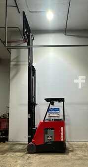 Apilador conductor incorporado - Raymond  (2)