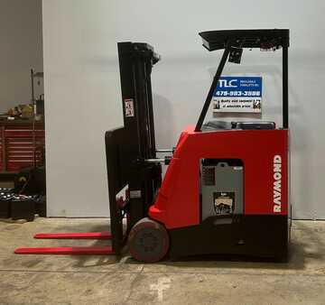 Apilador conductor incorporado - Raymond  (3)